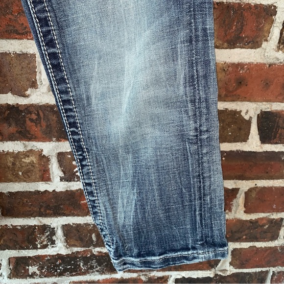 Miss Me Signature Cuffed Capri Floral Pocket Desgin - Picture 3 of 11